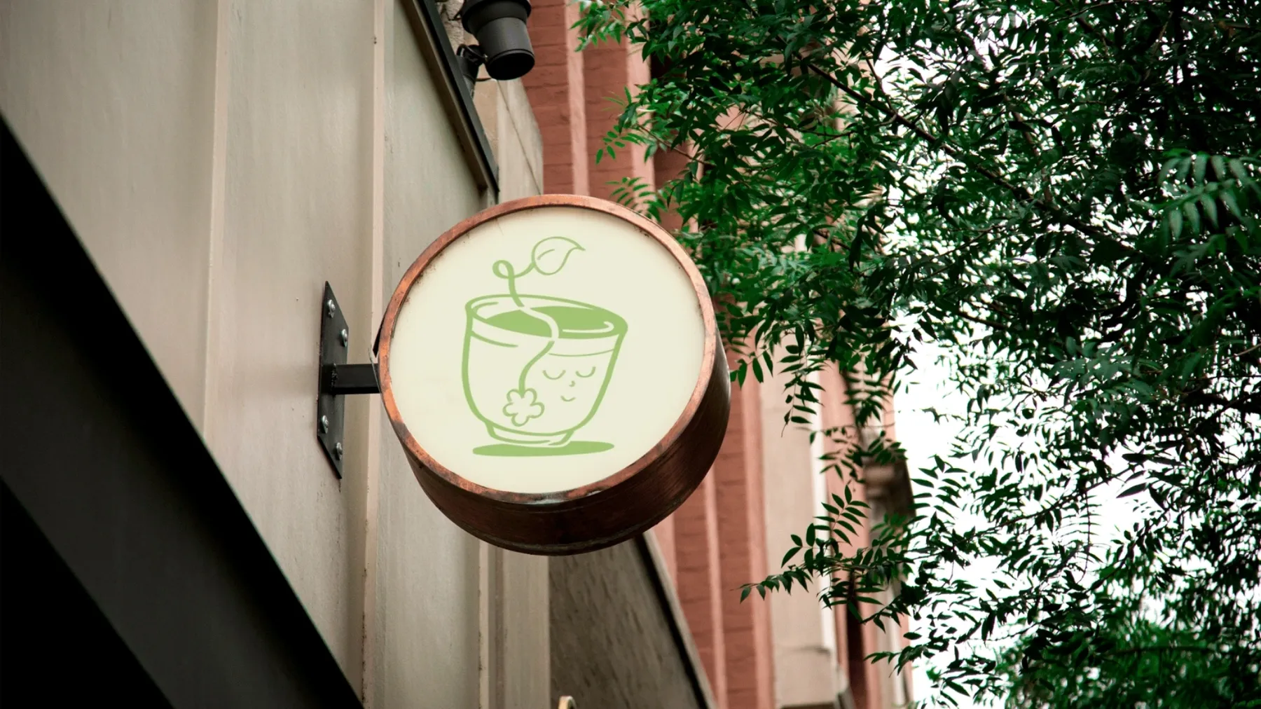 Nasenschild mit lächelnder Tasse.